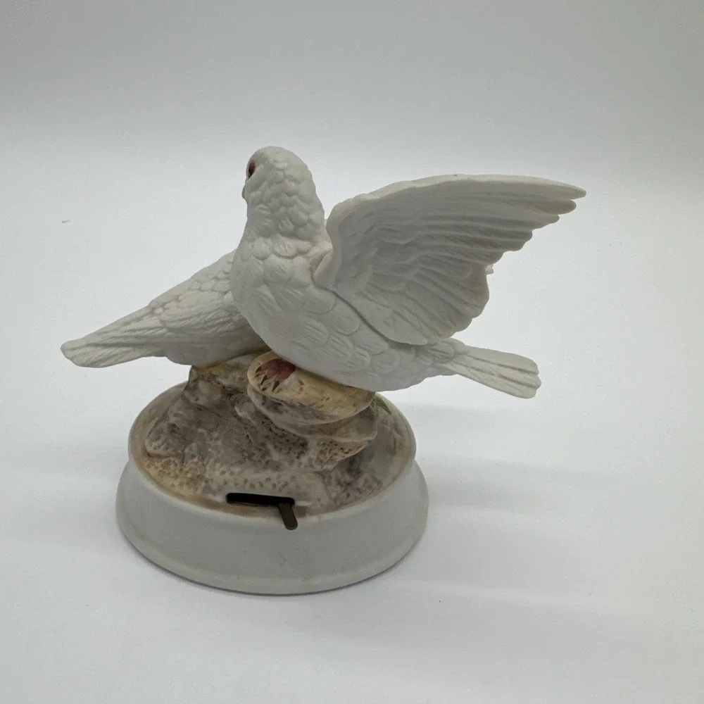 Vintage‎ Gorham Porcelain Love Bird Doves Figurine Music Box Made in Japan